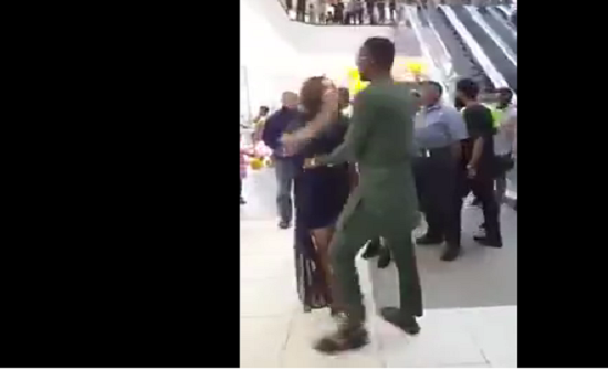 بالفيديو : اثيوبية تلقن زوجها درسا قاسيا داخل مركز تجاري