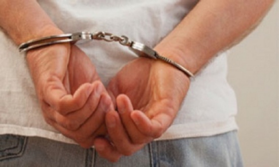 توقيف شاب يحمل سلاح بمبكشن أمام مدارس البنات توقيف شاب يحمل سلاح بمبكشن أمام مدارس البنات