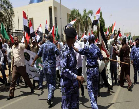 السودان يجمد ترخيص صحفيين بعد تغطيتهما للاحتجاجات السودان يجمد ترخيص صحفيين بعد تغطيتهما للاحتجاجات