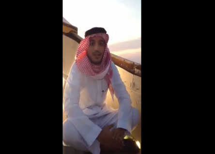 شابان يجلسان فوق هلال برج الساعة في مكة