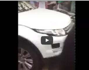 بالفيديو: شاهد امرأة تعاقب صاحب سيارة فاخرة ركن أمام سيارتها!