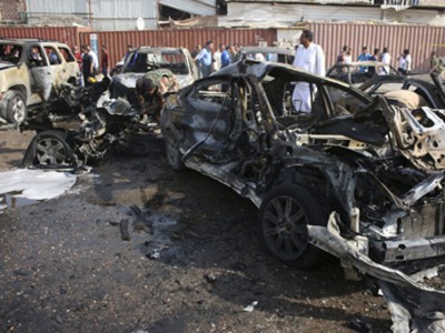 العراق: 12 قتيلا على الاقل في تفجير سيارتين مفخختين في بغداد العراق: 12 قتيلا على الاقل في تفجير سيارتين مفخختين في بغداد