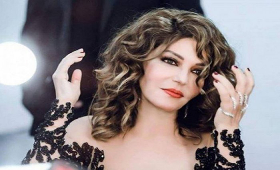 على العجلة.. سميرة سعيد بإطلالة عشرينية مثيرة