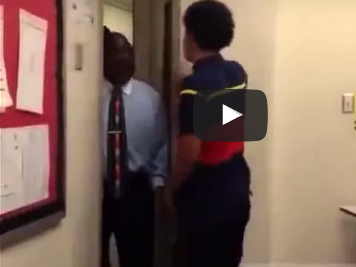 شاهد.. طالب يصفع مدرسا على وجهه داخل الفصل