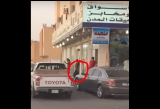 فيديو|متسولة تجمع المال ثم تركب سيارتها الفاخرة! فيديو|متسولة تجمع المال ثم تركب سيارتها الفاخرة!