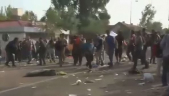بالفيديو: عشرات الجرحى من اللاجئين في مواجهات مع الأمن الهنغاري