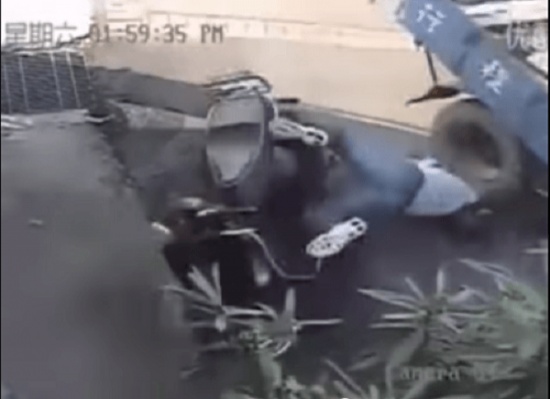 شاهد.. سائق دراجة ينجو من حادث سحق بسبب خوذته