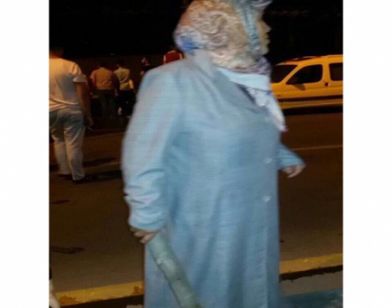 رجل أعمال يمني يدفع 100 ألف ريال لشراء عصا مُسنة تركية خرجت بها ليلة الانقلاب رجل أعمال يمني يدفع 100 ألف ريال لشراء عصا مُسنة تركية خرجت بها ليلة الانقلاب