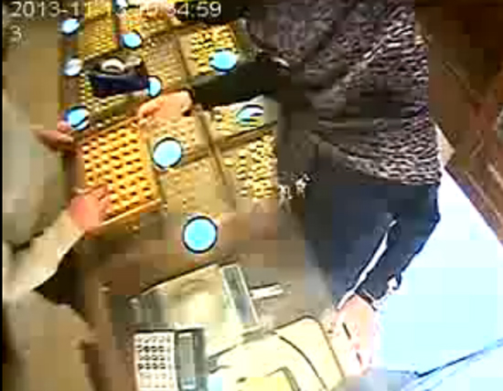 سيدة في المفرق تسرق خاتما عن طريق " البلع "