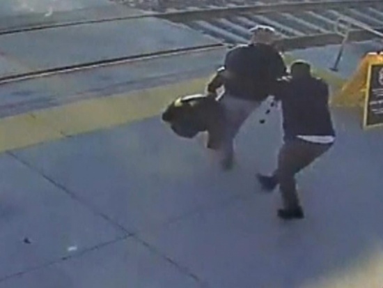 فيديو.. شاب ينقذ حياة رجل كفيف قبل أن يدهسه القطار