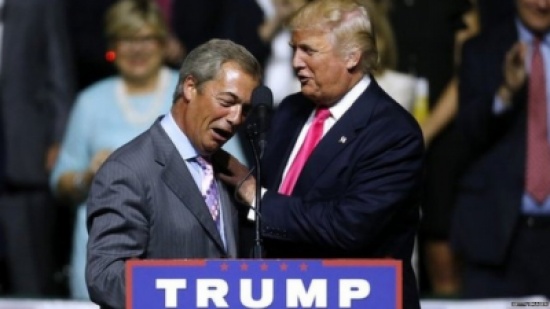 شاهد..ترامب كما لم تروه سابقاً.. حلبة مصارعة وآلة حلاقة وشفرة أمام الكاميرا!!