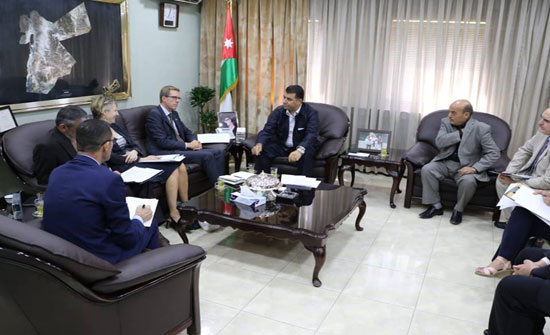 الحنيفات يبحث خطة النهوض الزراعي مع ممثلين دوليين