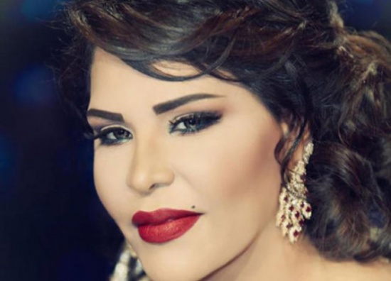 بالصور: أحلام تثير الجدل بالترويج لـ "تي شيرتات" عليها صورتها وكلمة "كيفي"