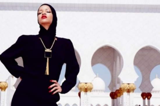 بالصور..ريهانا محجبة أمام مسجد في أبوظبي بالصور..ريهانا محجبة أمام مسجد في أبوظبي