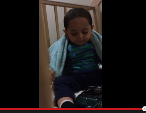 يلعب وهو نائم