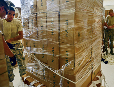 طائرات أمريكية تلقي مساعدات إنسانية في العراق لليلة الثالثة على التوالي