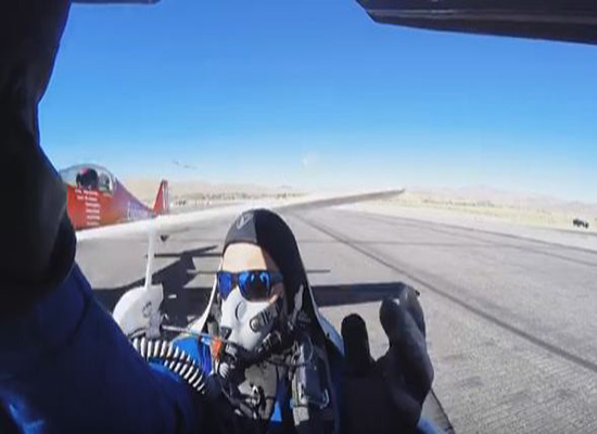 بالفيديو: طيار ينجو من الموت بعدما كادت طائرة أن تقطع رأسه