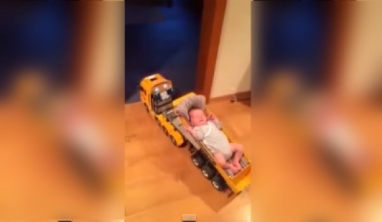 بالفيديو .. لا تتركي طفلكِ مع زوجكِ العاشق للسيارات لهذا السبب