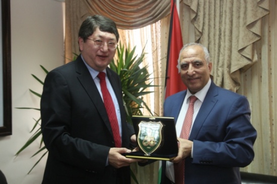 السفير الكازاخستاني يزور "الأردنية"