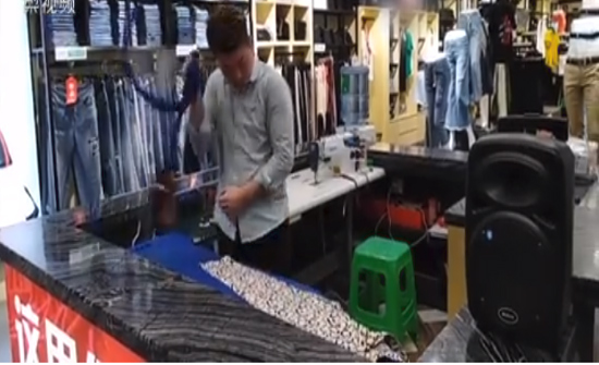 بالفيديو: رجل يستخدم مهارة «كونغ فو» في كي الملابس