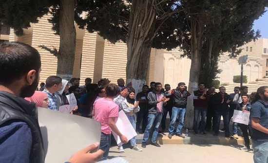 بالصور .. طلاب " الأردنية "خلال اعتصامهم : ما جابلنا هالدمار .. غير دائرة الاستثمار بالصور .. طلاب " الأردنية "خلال اعتصامهم : ما جابلنا هالدمار .. غير دائرة الاستثمار