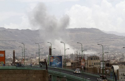 تصاعد الدخان من معسكر الأمن الخاص بتعز اليمنية إثر غارات للتحالف