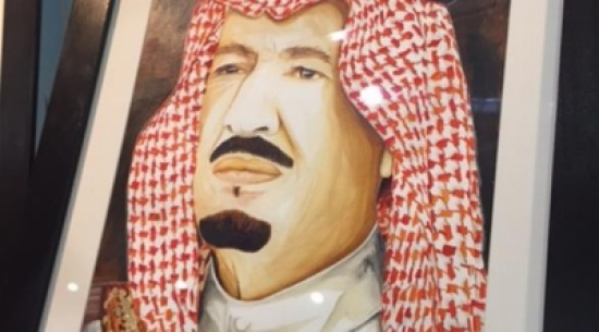 بالصور: سعودية ترسم وجوه حكام بلادها بـ "الزعفران"