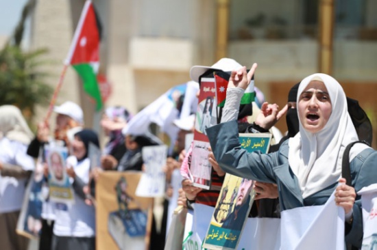 أهالي الأسرى يتساءلون عن ملف " زيارة ابنائهم "