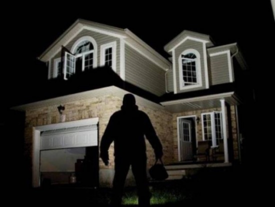 سَرَق المنزل وترك ورقة.. ماذا جاء فيها؟!