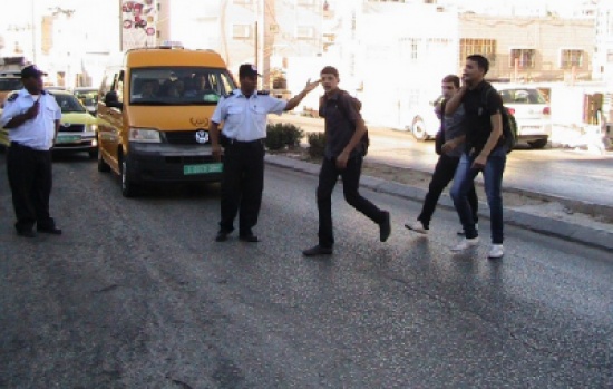 الشرطة الفلسطينية تغرم سائقاً لسوء مظهره الشرطة الفلسطينية تغرم سائقاً لسوء مظهره