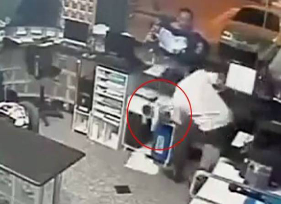 فيديو: ردة فعل سريعة أنقذت طفل سقط من يدي والده فيديو: ردة فعل سريعة أنقذت طفل سقط من يدي والده