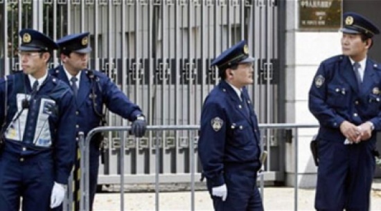 أحذية بكاميرات خفية لتصوير أسفل ملابس النساء