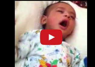 رضيع يعطس ويقول الحمد لله