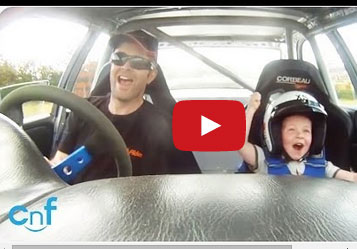 ردة فعل طفل أثناء قيامة بجولة بسيارة سباق