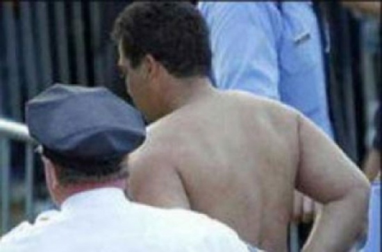 يقتحم مستشفى للحصول على مخدرات