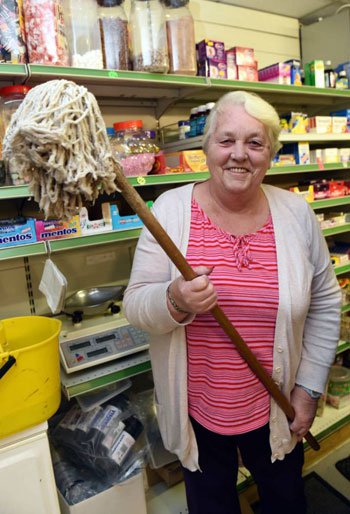 جدة في السبعين تتصدى لحادث سرقة بممسحة البلاط