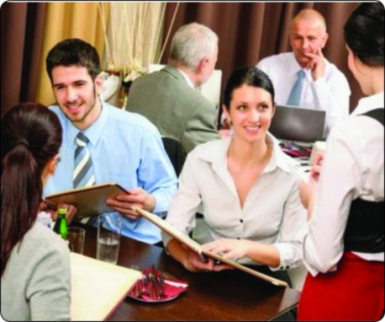 طالبهم بالالتزام بــ”زمن الوجبة”.. “مطعم” يطلب من زبائنه عدم الجلوس طويلاً.!