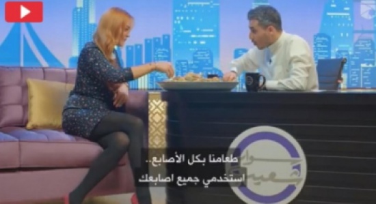 ليندسي لوهان تأكل "مجبوس لحم" بيدها وبالخمسة أصابع! ليندسي لوهان تأكل "مجبوس لحم" بيدها وبالخمسة أصابع!