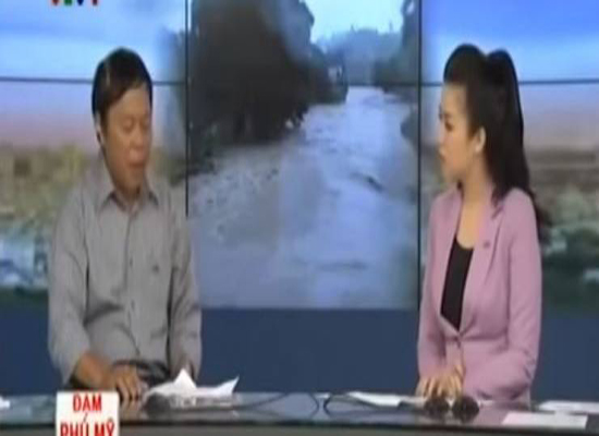 فيديو| شاهد أغرب رد فعل لضيف رنّ هاتفه على الهواء مباشرة!