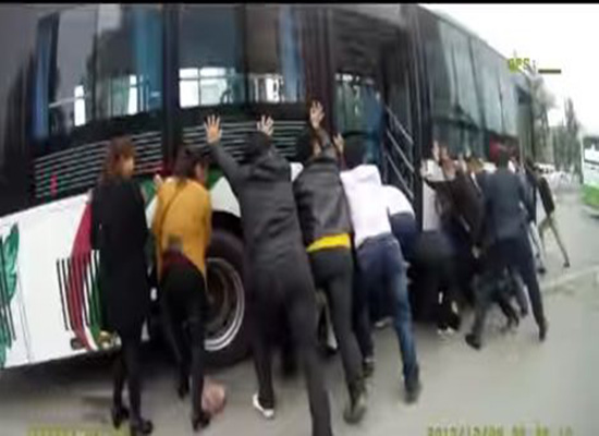 بالفيديو: إنقاذ عجوز من أسفل عجلات الباص