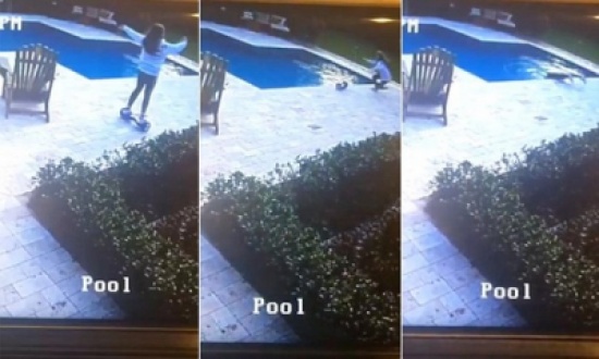 شاهد: موقف محرج لـ فتاة بعد سقوط سكوتر ذكي في المياه