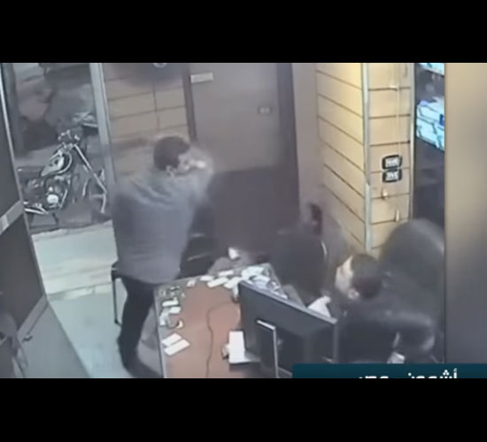 شاهد : مختل عقليا يهاجم الناس بساطور