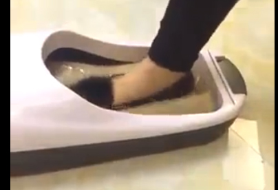 شاهد..  الحل النهائي لمشكلة خلع أحذية الضيوف