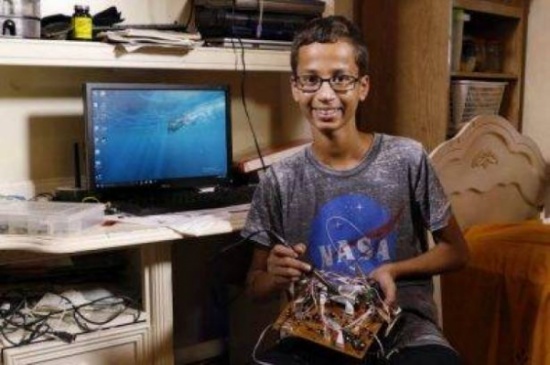 هل تذكرون أحمد “صانع الساعة المتفجرة”؟ هذا حاله الآن