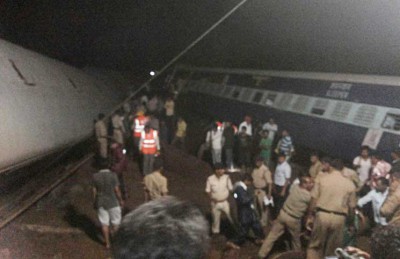 مقتل 24 شخصا جراء انحراف قطارين عن مسارهما في وسط الهند