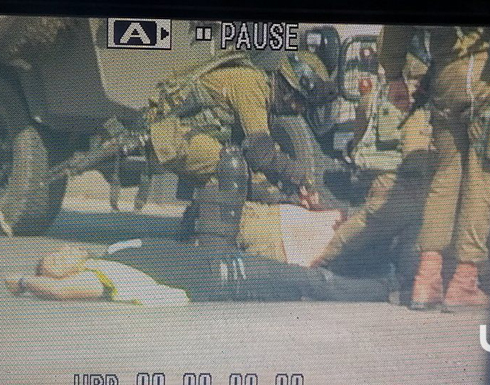 بالفيديو : لحظة استشهاد فلسطيني بعد طعن جندي اسرائيلي في الخليل