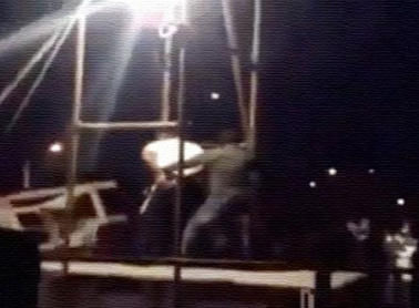 بالفيديو : محكوم بالإعدام في إيران يضرب جلاديه قبل تنفيذ الحكم لرغبته بوداع أمه بالفيديو : محكوم بالإعدام في إيران يضرب جلاديه قبل تنفيذ الحكم لرغبته بوداع أمه