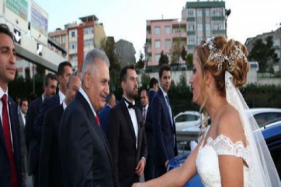 فيديو: رئيس الوزراء التركي يوقف موكبه على الطريق للسلام على عروسين فيديو: رئيس الوزراء التركي يوقف موكبه على الطريق للسلام على عروسين