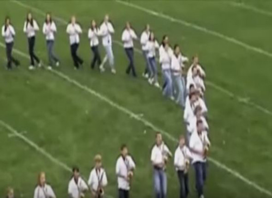 بالفيديو: فتاة تضع فرقتها الموسيقية في موقف محرج