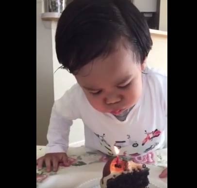 فيديو : طفل يحاول اطفاء شمعة